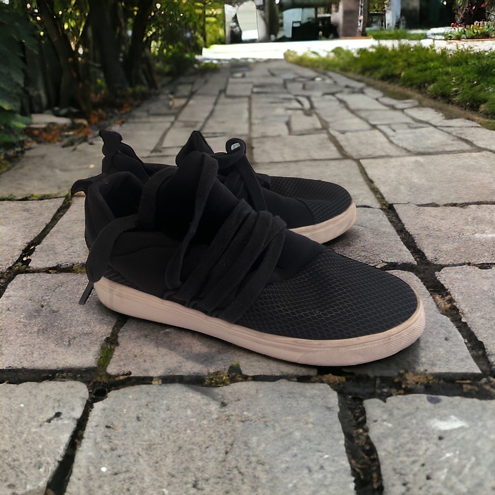 Steve Madden black stretch sneaker. Super comfy. SZ 6.5